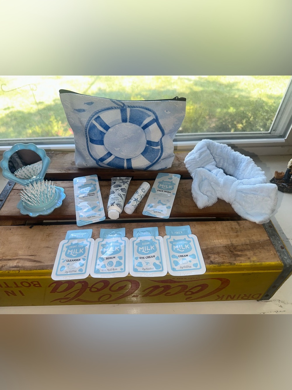 Cosmetic bag (1) with a seashell brush, headband, hand lotion, lip balm, skincar - Picture 7 of 14
